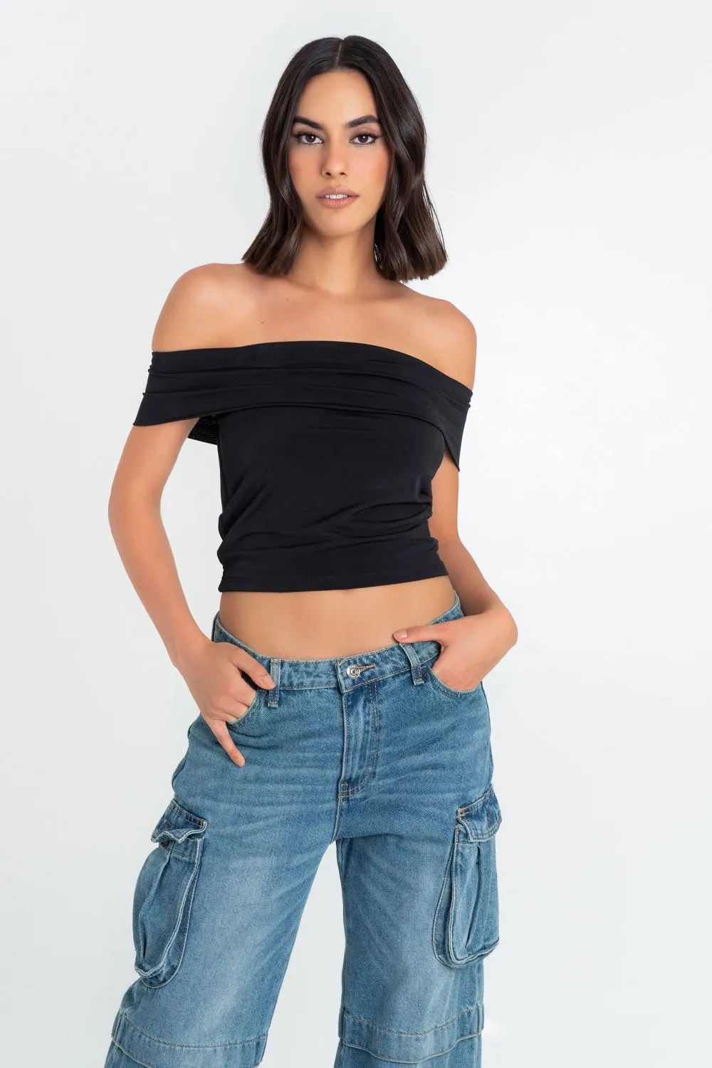 Crop top ajustado con hombros descubiertos