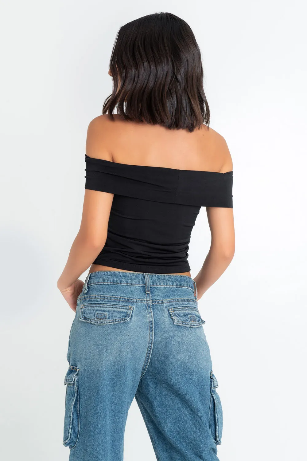 Crop top ajustado con hombros descubiertos