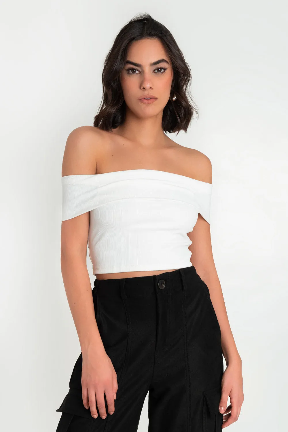 Crop top ajustado de hombros descubiertos