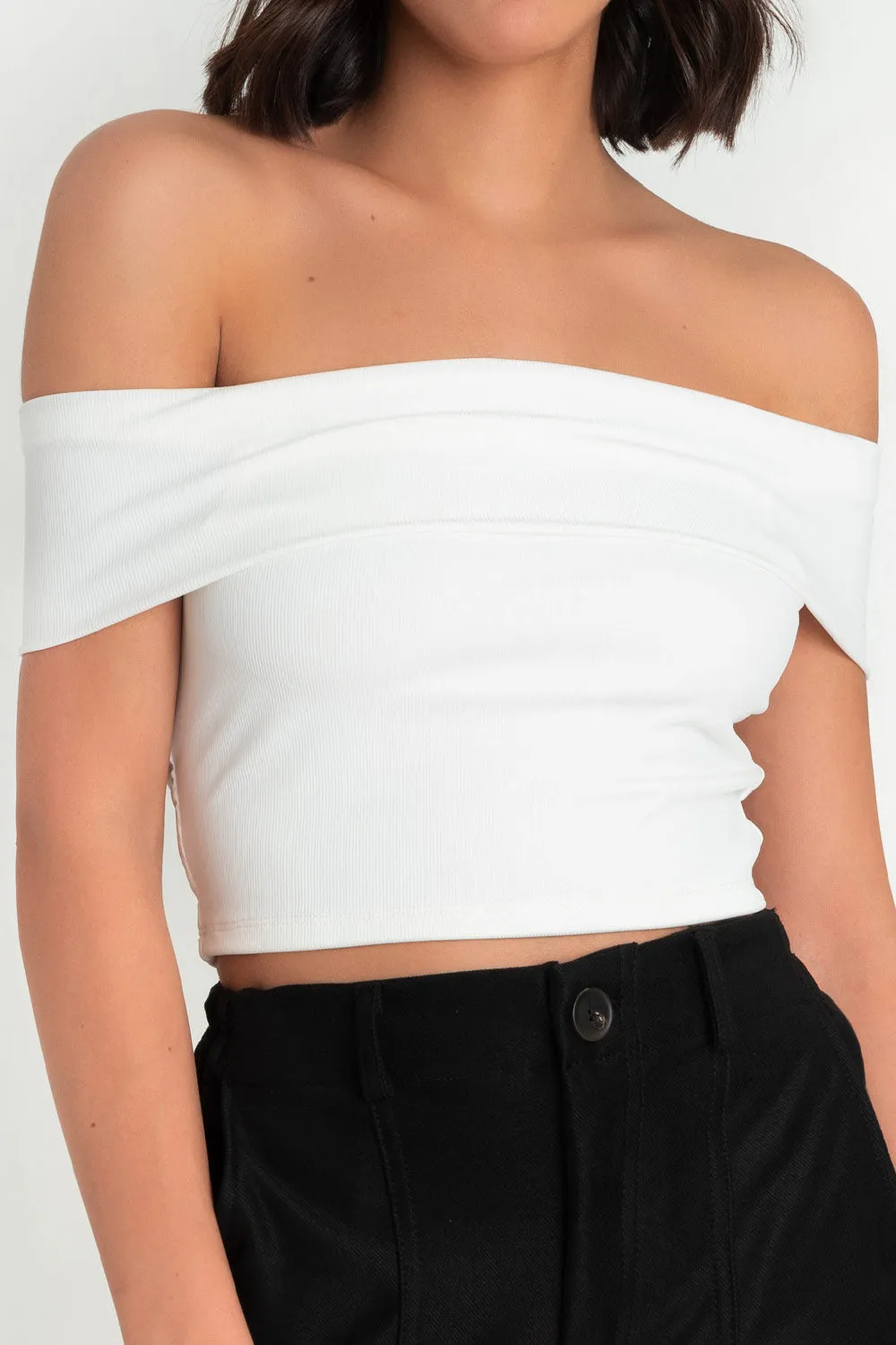 Crop top ajustado de hombros descubiertos