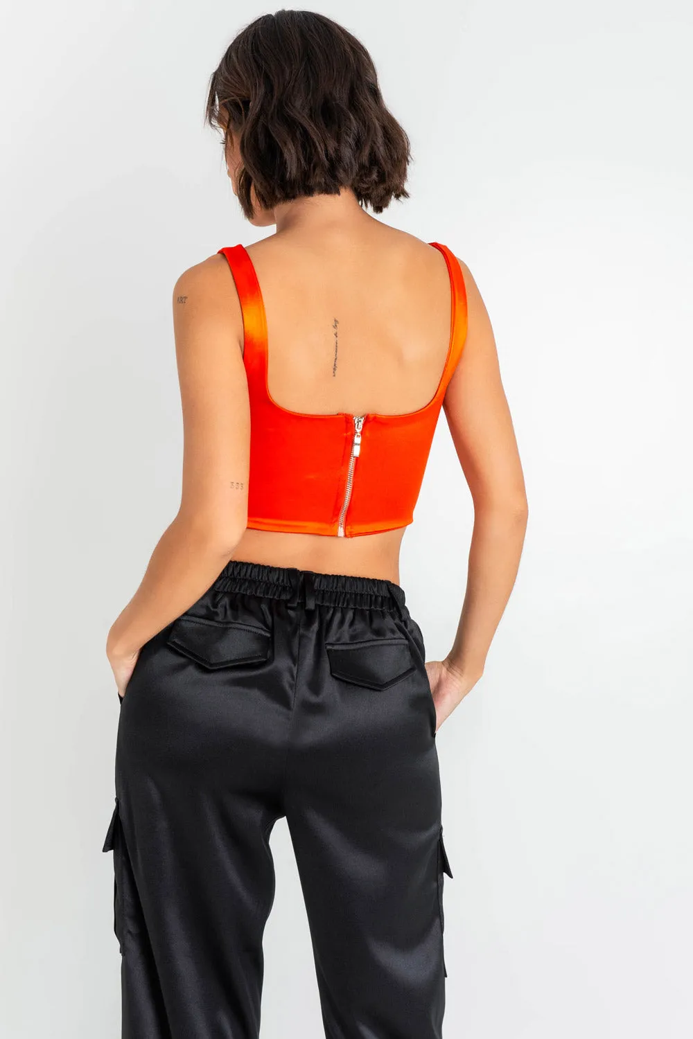 Crop top ajustado de tirantes cut out frontal