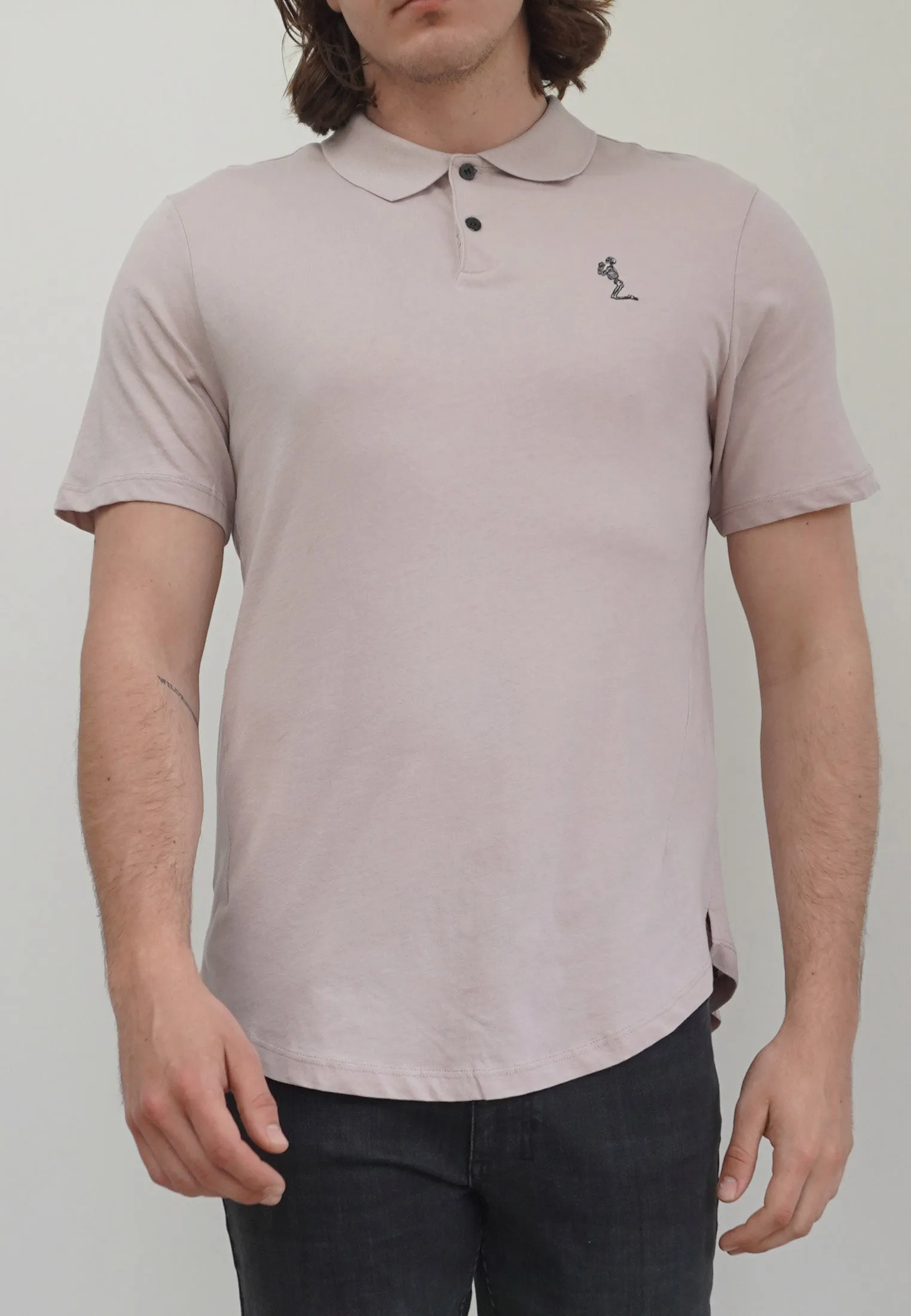 ESSENTIAL CURVED HEM ASHES OF ROSES POLO SHIRT