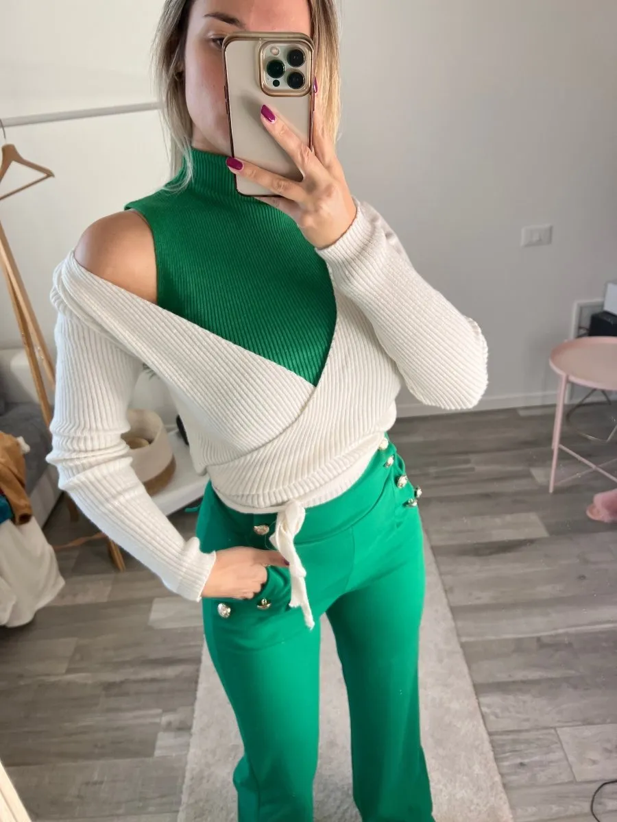 Top smanicato verde a collo alto
